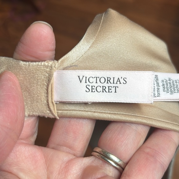 Victoria’s Secret nude, perfect shape wire free bra, t-shirt, 32D - Picture 5 of 6